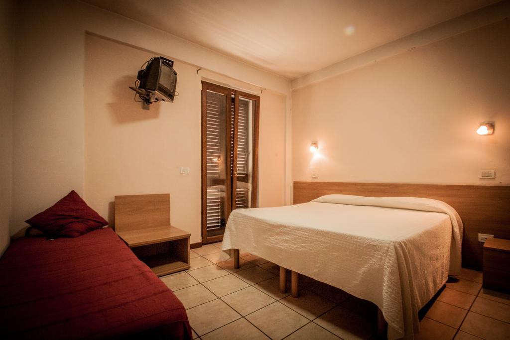 Hotel Ristorante Bertolini Piazza al Serchio Extérieur photo