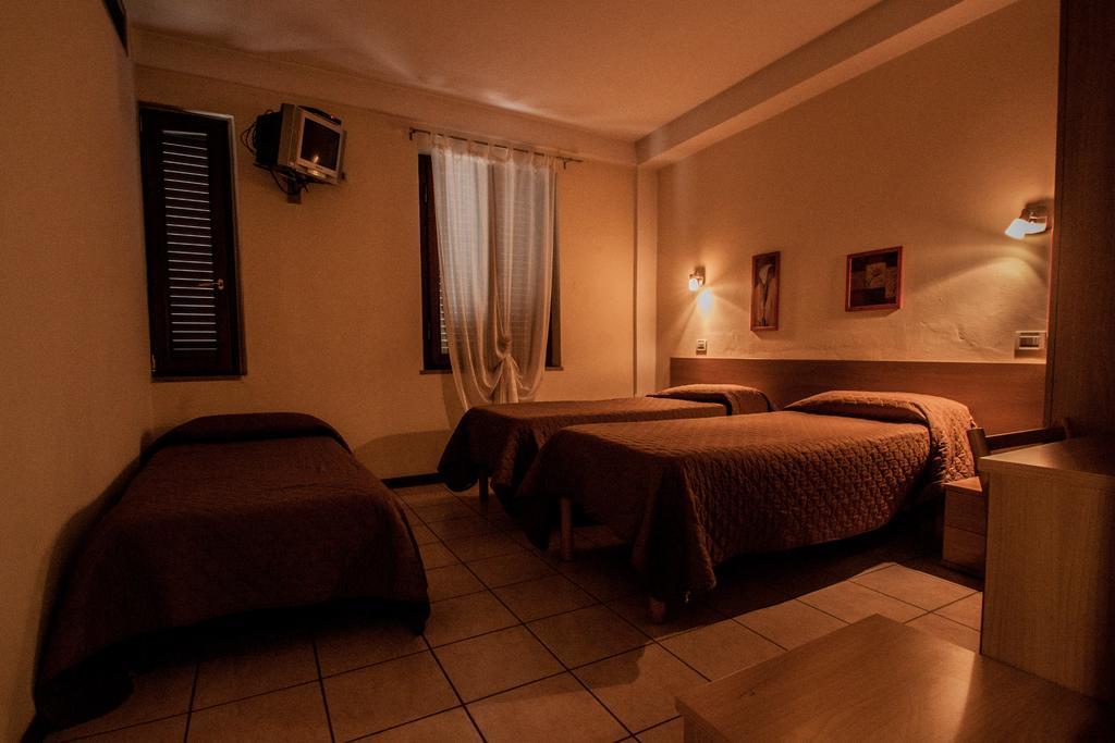 Hotel Ristorante Bertolini Piazza al Serchio Chambre photo