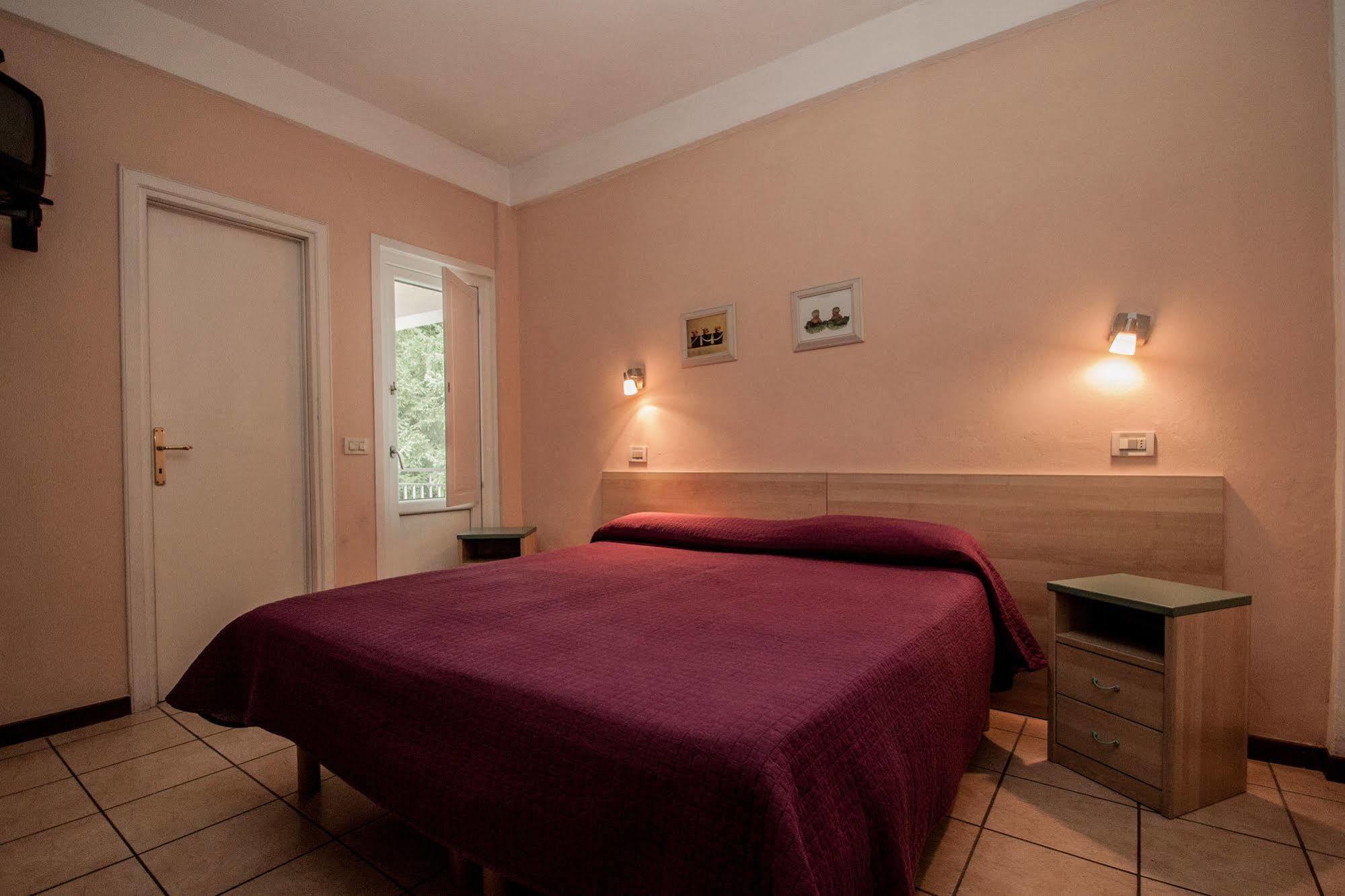 Hotel Ristorante Bertolini Piazza al Serchio Extérieur photo